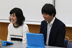 2年生のプログラミング授業を受け持つ中堀先生（左）と鈴木先生（右）