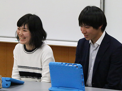 2年生のプログラミング授業を受け持つ中堀先生（左）と鈴木先生（右）