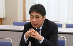 「低学年にはタブレット端末が最適」と語る松田校長先生