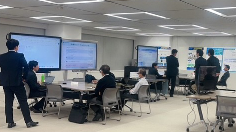 ワークショップの様子。社員も同じテーブルに同席し、生成AIに関するお悩みを共有しました。