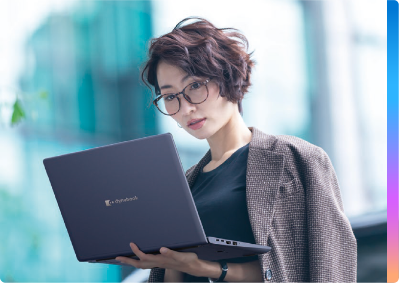 外出先でdynabookのノートPCを確認するビジネスパーソン