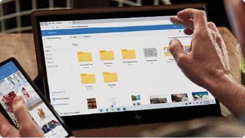 OneDriveを表示したタブレットとスマートフォン