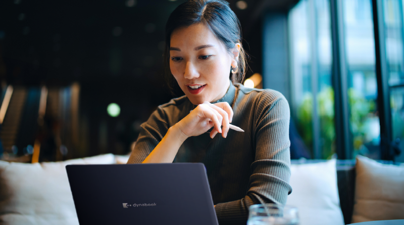 dynabookのノートPCを確認するビジネスパーソン