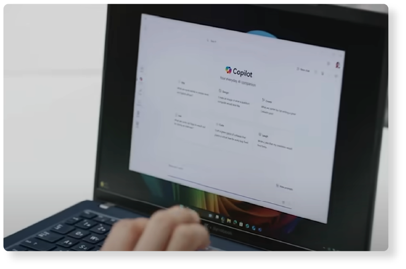 Copilotを表示したノートPC