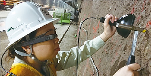 コンクリート打音検査を効率化！「健コン診断 AR」を自社開発