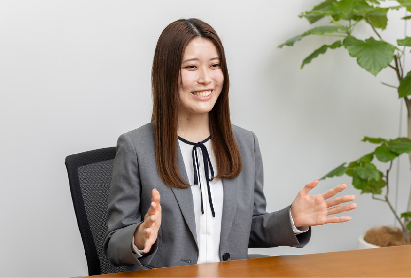 インタビューを受けるT.H さん